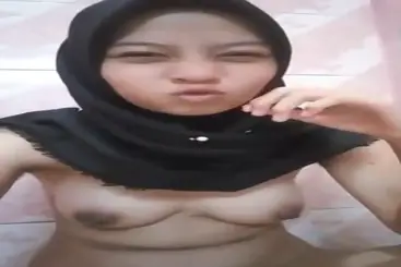 Melly Jilbab Cantik Pertama Kali Wikwik di Kamar